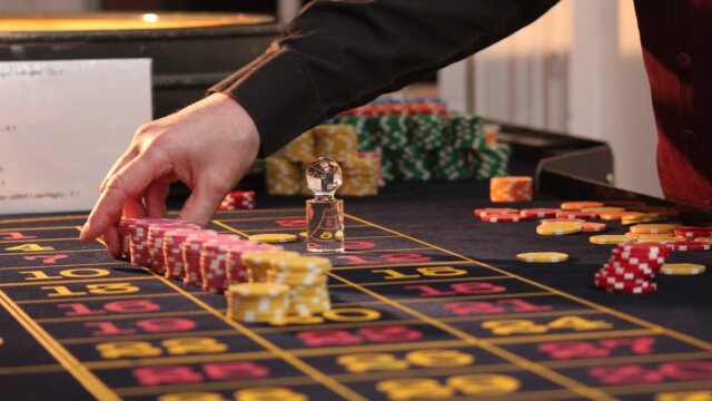 ライブテーブルゲームは、オンラインカジノを楽しむ最高の方法のひとつです。(Pixabay/Whekevi)